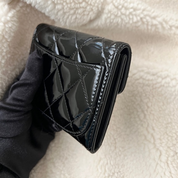 Auth Chanel XL Patent Leather Classic Quilted Flap Card Holder - Picture 4 of 9